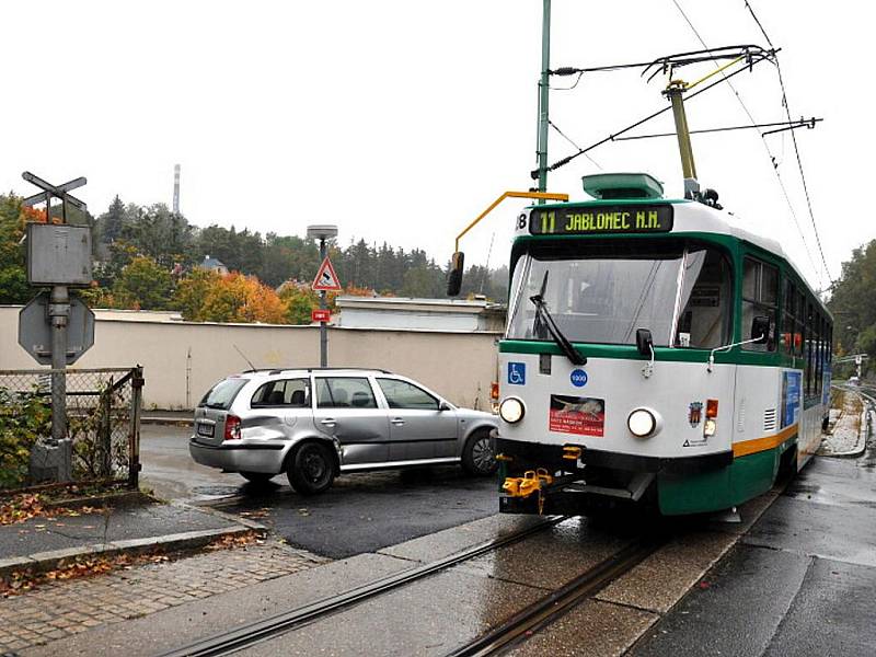 V neděli 26. září kolem poledne se střetl řidič stříbrné octavie s projíždějící tramvají linky č. 11 ulicí Liberecká v Jablonci.