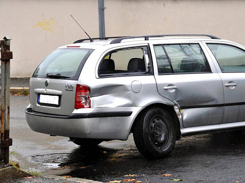 V neděli 26. září kolem poledne se střetl řidič stříbrné octavie s projíždějící tramvají linky č. 11 ulicí Liberecká v Jablonci.