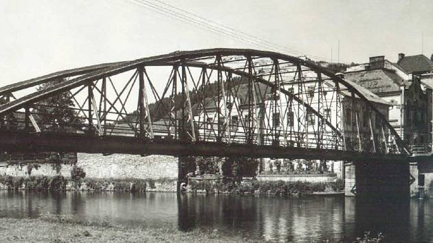 Starý železný most přes Jizeru v Železném Brodě z roku 1881.