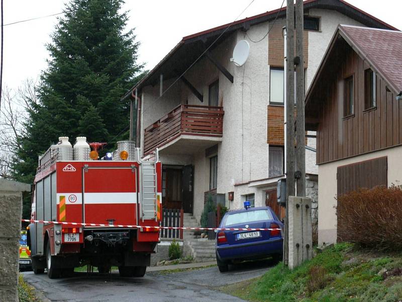 Oheň byl příčinou smrti obyvatele tanvaldského rodinného domu v Horské ulici. Podle vyšetřovatele se mu zřejmě při zatápění udělalo špatně, opřel se o dvířka kotle. Jeho žena, co byla v domě, je v péči lékařů, nadýchala se kouře. 