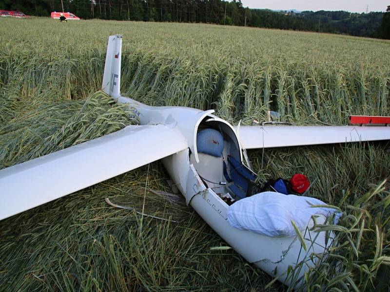 Pád větroně v části obce Vrchovina nedaleko letiště Hodkovice nad Mohelkou. Na místo bylo vysláno pět jednotek hasičů.