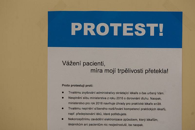 Tisíce lékařů vystavily 10. října informační leták o protestu praktických lékařů a ambulantních specialistů proti rostoucí byrokracii a podfinancování praxí. Ordinace zůstaly otevřené, lékaři měli na rukávech černé pásky.