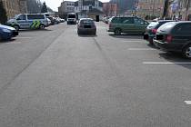 Řidič pod vlivem alkoholu při couvání na parkovišti v Tanvaldu narazil do jedoucího vozidla.