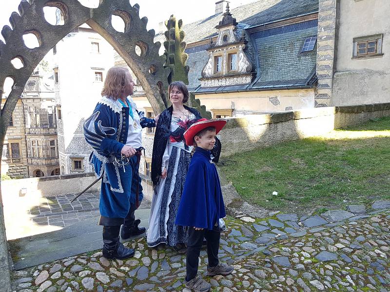 RENESANČNÍ POKRMY mohli první návštěvníci hradu a zámku ve Frýdlantě ochutnávat u příležitosti odstartování nové turistické sezony. Ale ochutnávat chodil každý. 