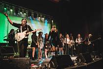 Mandragora, hudební skupina z Jablonce nad Nisou hrající směs Rock and Rollu, Hard Rocku, Reggae a Funky, oslavila  11. listopadu 25 let koncertem v klubu Woko. Na snímku je Jan Krajník.