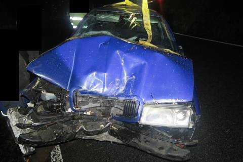Řidička v Tanvaldu dostala smyk, s vozem narazila do stromů, zranila se.