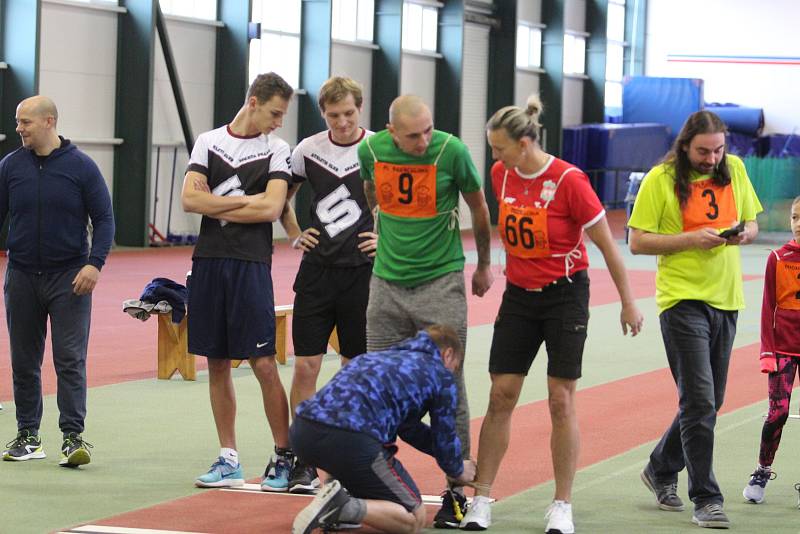 Tradiční Silvestrovský desetiboj v jablonecké atletické hale si opět našel své příznivce, závodníky i fanoušky.