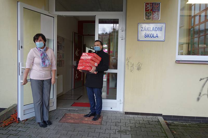 Radnice v Jablonci podpořila školy v distanční výuce. Připojily se i místní firmy.