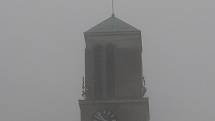 FOTO č. 2 Věž v mlze. Kde se tyčí a čeho je to věž?