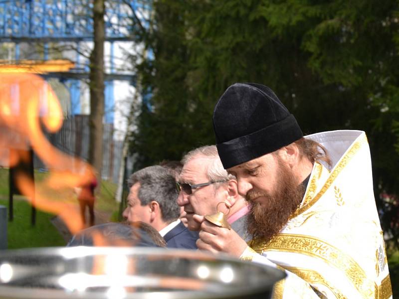 Pietní setkání u příležitosti 70. výročí skončení 2. světové války u památníku v Rýnovicích. 