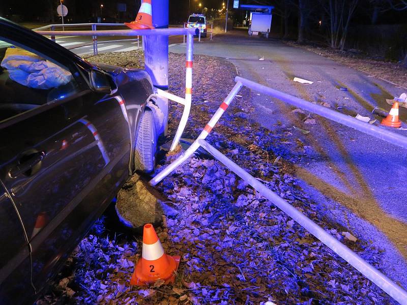 Řidič v Jablonci přehlédl kruhový objezd a havaroval, byl pod vlivem alkoholu.