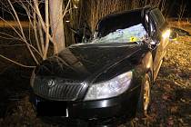 Řidička v Tanvaldu nezvládla zatáčky. Po střetu s autem narazila do stromu