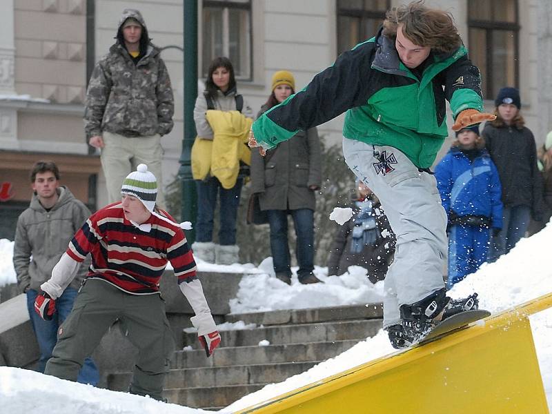 Tyto překážky na nichž proběhla show na jabloneckém náměstí se nyní přesunuly na lyžařský vlek v Nové Vsi nad Nisou.