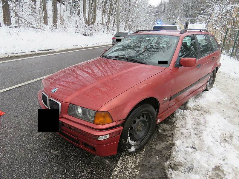 Havarované auto v Podhorské ulici v Jablonci nad Nisou.