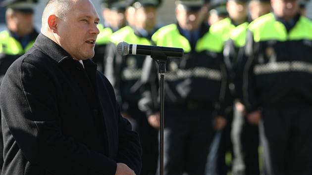 Ředitel MP Jablonec Luboš Raisner promlouvá ke strážníkům