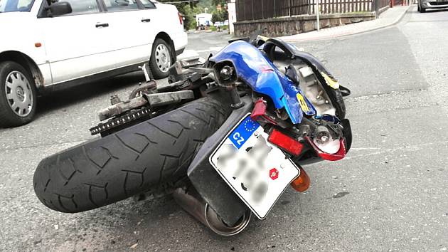 Pádem motocyklisty skončila sobotní dopravní nehoda, ke které došlo na silnici v Železném Brodě.