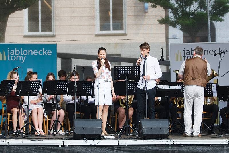 Na Mírovém náměstí před jabloneckou radnicí vystoupil ve středu odpoledne Velký dechový orchestr a Taneční odbor, vše z jablonecké ZUŠ.