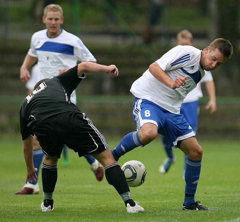 Mšeno na domácím hřišti porazilo rezervu Hradce Králové (v černém) 3:0.