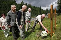 U soušské přehrady před 60 lety SNB přepadl skautský úkryt mladíků, kteří plánovali emigraci. Při střelbě SNB zahynuli dva z nich. Přímí účastníci a rodiny pozůstalých si připomněli události v pátek 24. července a u pomníčku položili květiny.