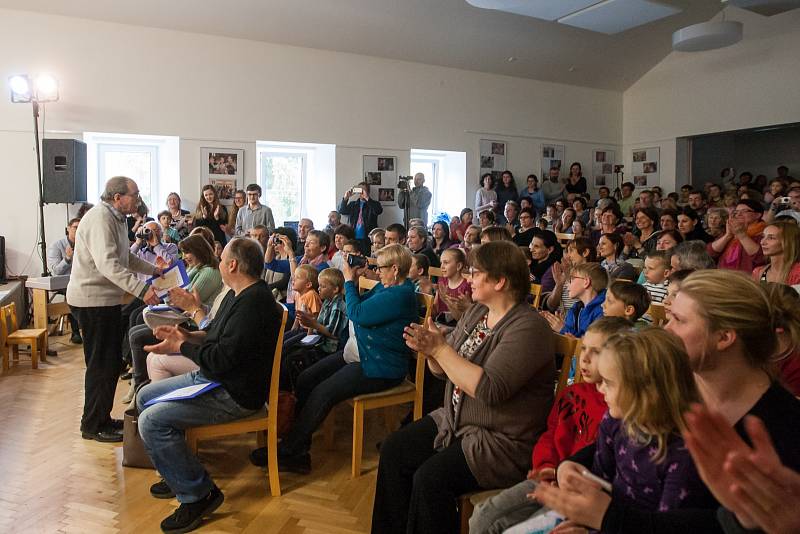 Jaroslav Uhlíř navštívil obec Rádlo u Jablonce nad Nisou v rámci akce Zpívá celé Rádlo