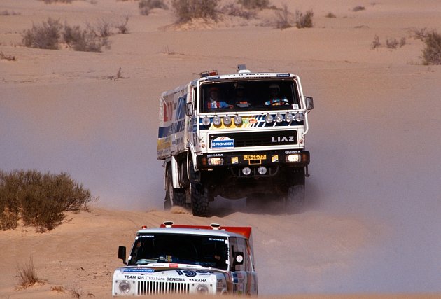 Liazka na archivním snímku z Rallye Paříž-Dakar.