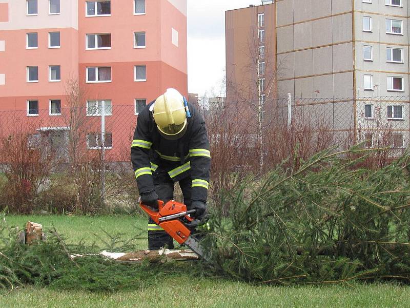 Po čtyřiceti letech služby u profesionální hasičů odchází do výsluhy Jan Kubale. V pondělní směně sloužil v Jablonci naposledy. Jeho kolegové mu připravili rozlučku.