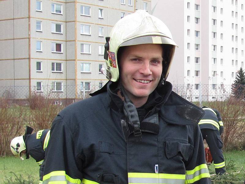 Po čtyřiceti letech služby u profesionální hasičů odchází do výsluhy Jan Kubale. V pondělní směně sloužil v Jablonci naposledy. Jeho kolegové mu připravili rozlučku.