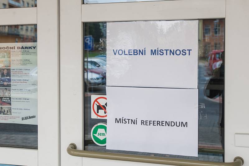 Druhý den referenda o výstavbě nového koupaliště v Jilemnici probíhal zároveň s volbami do Poslanecké sněmovny Parlamentu České republiky. Referendum musela vypsat radnice poté, co obdržela petici, kterou podepsalo více než tisíc obyvatel města. Původní k