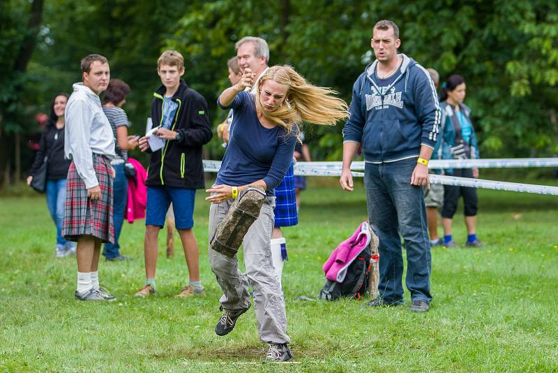 Skotské hry, 17. ročník akce, kde nechyběla tradiční skotská hudba, ukázky letu cvičených dravých ptáků a těžkoatletické soutěže jako je hod závažím do dálky, hod kládou nebo vrh kamenem, se konaly 19. srpna v parku zámku Sychrov na Liberecku.