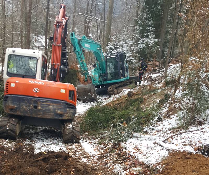 Bagry rozšiřují pěšinku pro pěší mezi Železným Brodem a Líšným. Příští rok by tu už měla být tři metry široká cyklostezka.