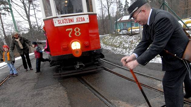 Jízdy historickou tramvají, která je v péči členů Boveraclubu, nostalgicky připomínají konec cinkajících vozů před 35 lety. 