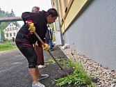 Klienti azylového domu naděje v Jablonci uklízeli v pátek 11. května okolí azylového domu v rámci akce Ukliďme Česko.