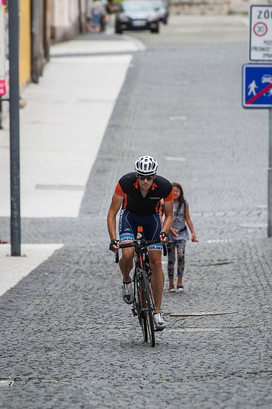 Pátý ročník nejdelšího cyklistického podniku v Česku, Metrostav Handy Cyklo Maraton, pokračoval 4. srpna. Pětidenního maratonu se účastní 42 čtyř nebo osmi členných týmů, které musí zdolat v limitu 111 hodin trasu o délce zhruba 2222 kilometrů.