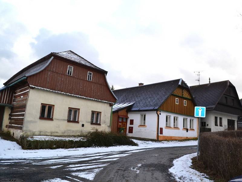 Karlovské náměstí v Lomnici nad Popelkou je považováno za vrchol podkrkonošského dřevěného barokního urbanismu. 