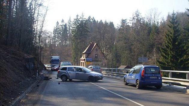 Řidička Opelu se ohlédla za dětmi a narazila do skály.