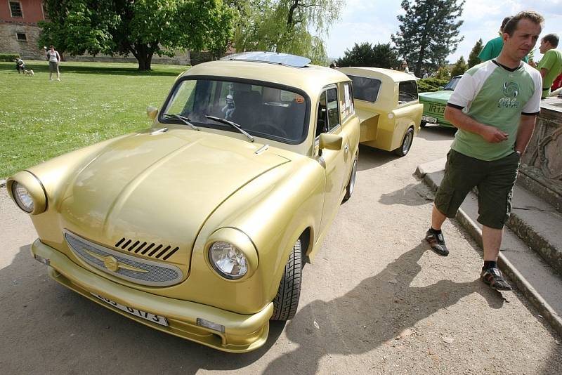 Spanilou jízdou dojely desítky Trabantů na zámek Sychrov, kde jejich majitelé ukončili třetí ročník jarního setkání Trabi 2008.