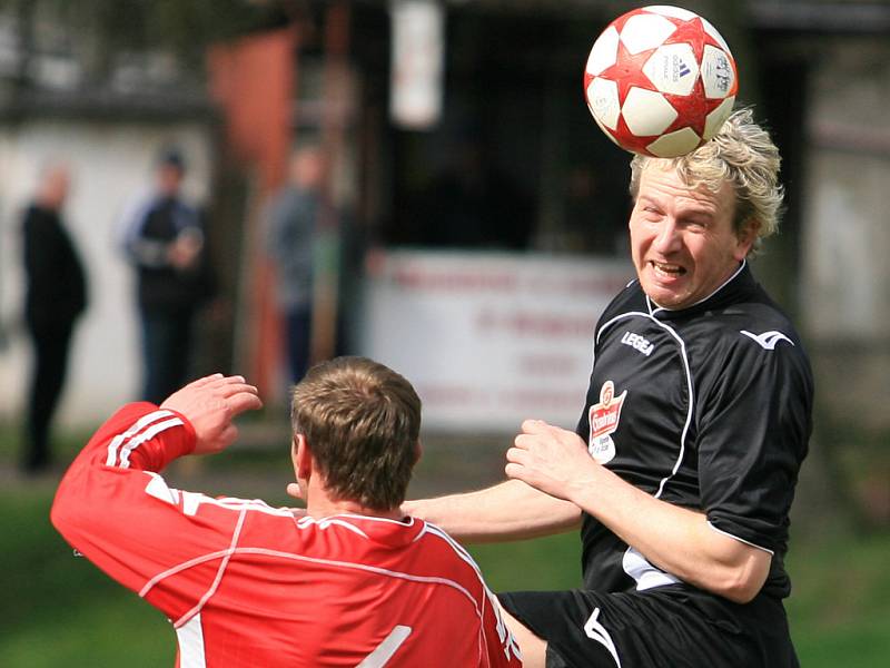 Hodkovice B prohrály ve III. třídě s Maršovicemi (v červeném) 1:4.