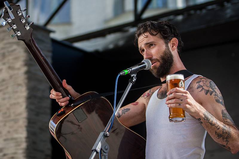 Dead Bronco, americko-španělská skupina hrající Rockabilly a Honky-tonk Country, vystoupila na letní scéně Eurocentra v Jablonci nad Nisou.