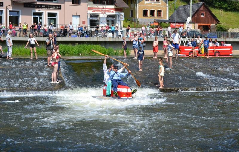 Tradiční neckyáda na Jizeře v areálu Žlutých lázní vyvrcholila sjezdem splavu.