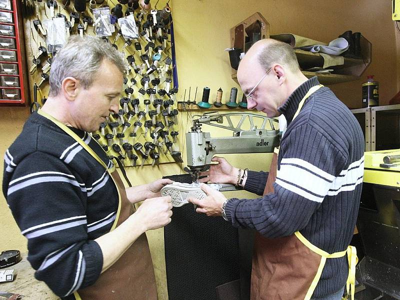 Fotoreportér deníku si tentokrát vyzkoušel práci ševce – opraváře obuvi u žateckého obuvníka Milana Wüsta.