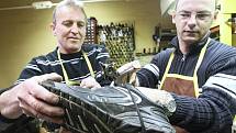 Fotoreportér deníku si tentokrát vyzkoušel práci ševce – opraváře obuvi u žateckého obuvníka Milana Wüsta.