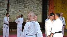 Dva věhlasní zahraniční mistři bojového umění, aikido a taichi, vedou sportovní kemp v nejvýše položené osadě Jizerských hor na Jizerce.
