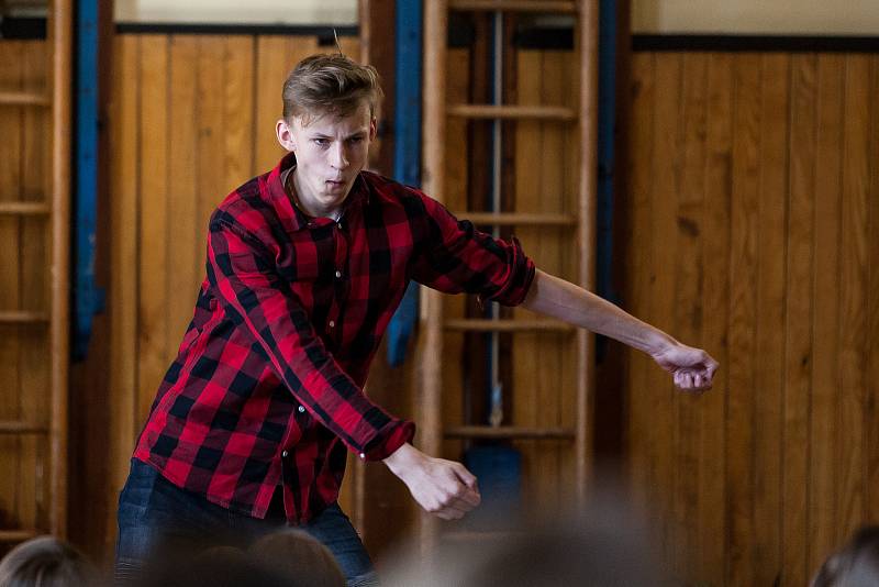 Tradiční vítání studentů prvních ročníků proběhlo 10. října v tělocvičně školy Gymnázia U Balvanu.