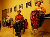 Jako doprovod a zpestření Vánočního setkání národnostních menšin a romských dětí ve Spolkovém domě, bubnovali chlapci na perkusní hudební nástroje. Zatančili si i s děvčaty.