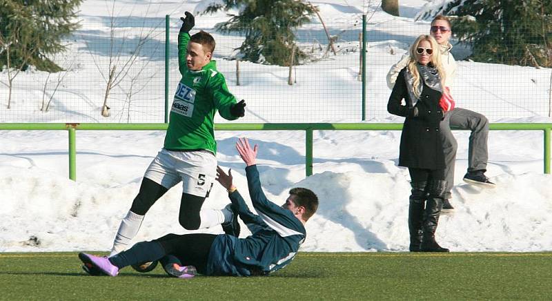 Přípravné utkání mezi Baumitem Jablonec B a Arsenalem Česká Lípa (v modrém) skončilo výhrou hostů 1:3.