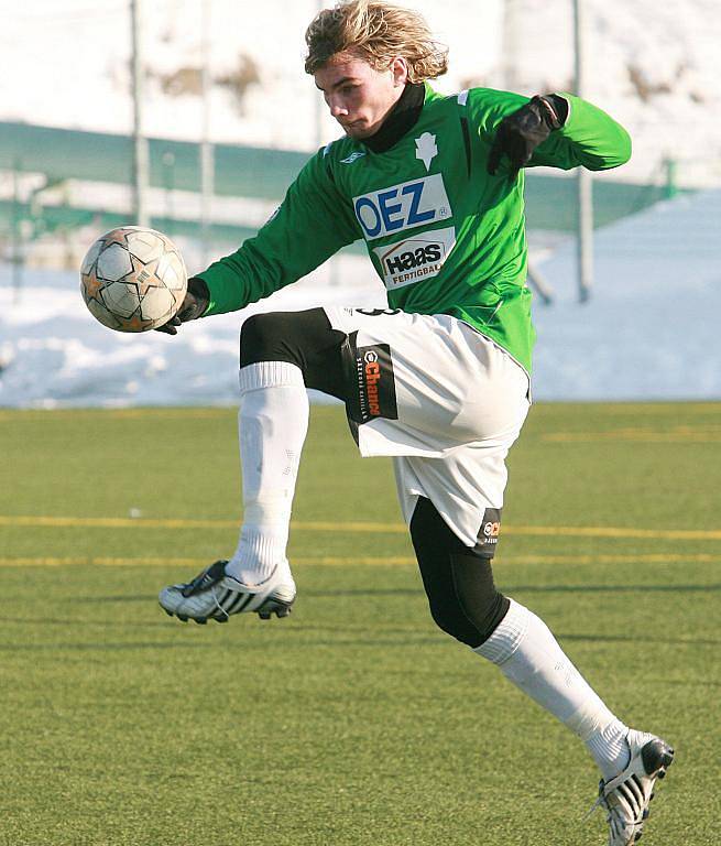 Přípravné utkání mezi Baumitem Jablonec B a Arsenalem Česká Lípa (v modrém) skončilo výhrou hostů 1:3.