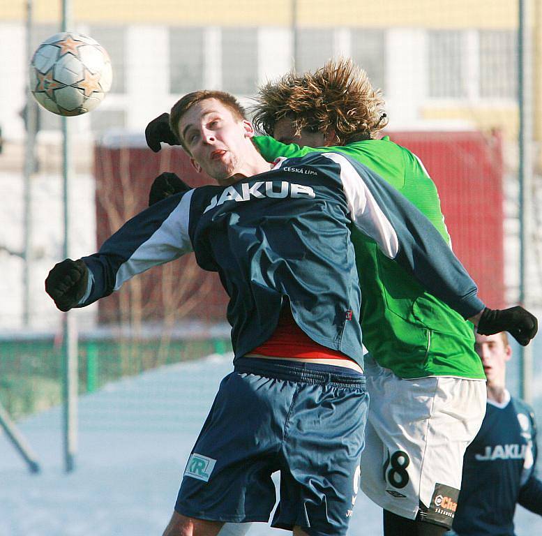 Přípravné utkání mezi Baumitem Jablonec B a Arsenalem Česká Lípa (v modrém) skončilo výhrou hostů 1:3.