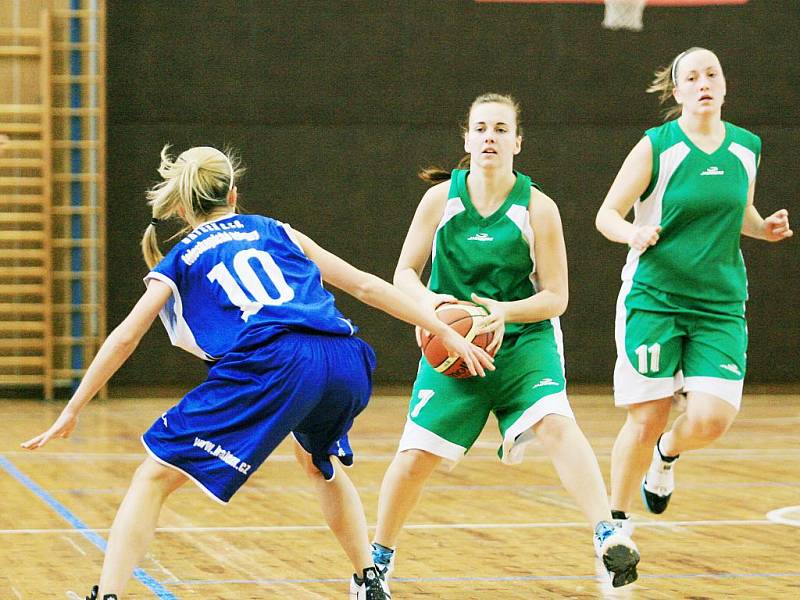 Basketbalistky Bižuterie (v zeleném) doma v neděli nestačily na Plzeň. Prohrály 51:72.