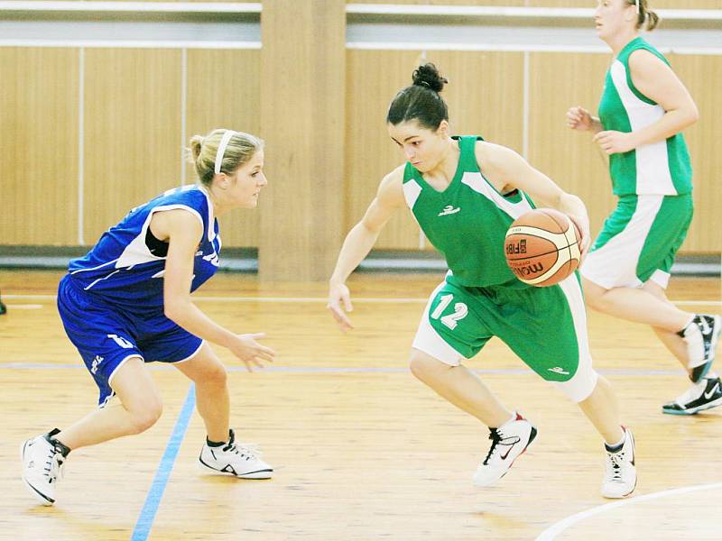 Basketbalistky Bižuterie (v zeleném) doma v neděli nestačily na Plzeň. Prohrály 51:72.