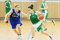 Basketbalistky Bižuterie (v zeleném) doma v neděli nestačily na Plzeň. Prohrály 51:72.